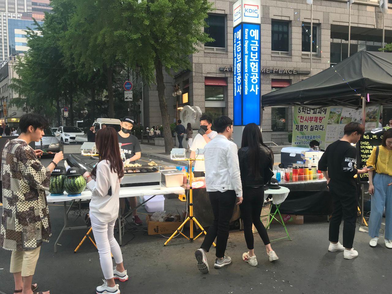 【คยองชองกเยชอน เกาหลี】ตะลุยตลาดนัดกลางคืนที่คลองชองกเยชอน 2025! เดินเลียบคลองชองกเยชอนสวย ๆ และตะลุยตลาดนัดกลางคืนกัน!